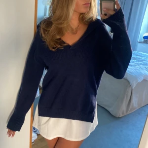 Stickad tröja  - Marinblå stickad tröja från Cos i 100% ull med båtkrage 🚤 ☀️ perfekt nu i sommar att ha över en klänning 