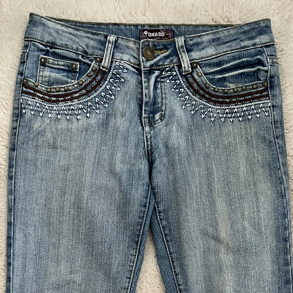 Sjukt coola lågmidjade jeans med detaljer både fram och bak. Jeansen är i mycket bra skick. Midja: 39cm, Innerbensmått: 71cm. Jeans & Byxor.