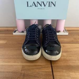 Blå Lanvin sneakers storlek 44 men passar 45. Bra skick och nya snören, låda och påse ingår. Hör av er om ni vill ha fler bilder.