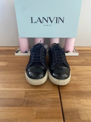 Lanvin Sneakers - Blå Lanvin sneakers storlek 44 men passar 45. Bra skick och nya snören, låda och påse ingår. Hör av er om ni vill ha fler bilder.