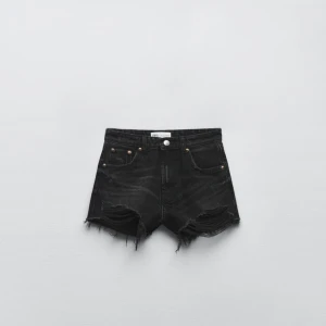 Svarta jeansshorts från Zara 💘 - Säljer mina knappt använda Zara shorts i storlek 36 men skulle nog säga att dom passar mer som storlek 34 💞passar till allt och säljer för mindre än halva priset!  Obs köparen står för frakten! ❤️