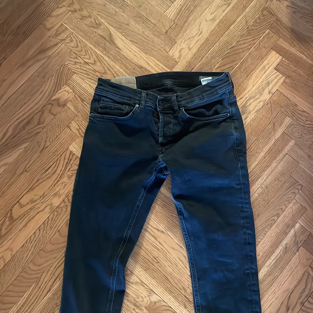 Detta är ett par svarta dondup jeans som ör väldigt grish jag säljer detta par jeans för endast 599kr hör av er om ni har några funderingar . Jeans & Byxor.