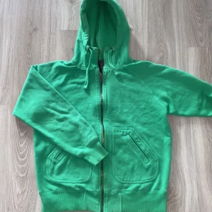 Grön zip up - Snygg zip up, som är i bra skick! 