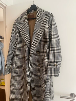Trenchcoat  - Säljer nu min fantastiska kappa från Massimo Dutti då jag inte använt den på länge.  Den är som ny ☺️ Stl S (passar även M)  Nypris ca 2200kr