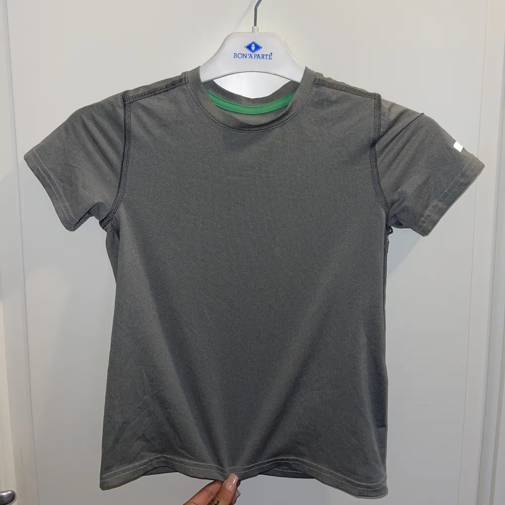 Reflex/silver färgad barn T-shirt 🩶. T-shirts.