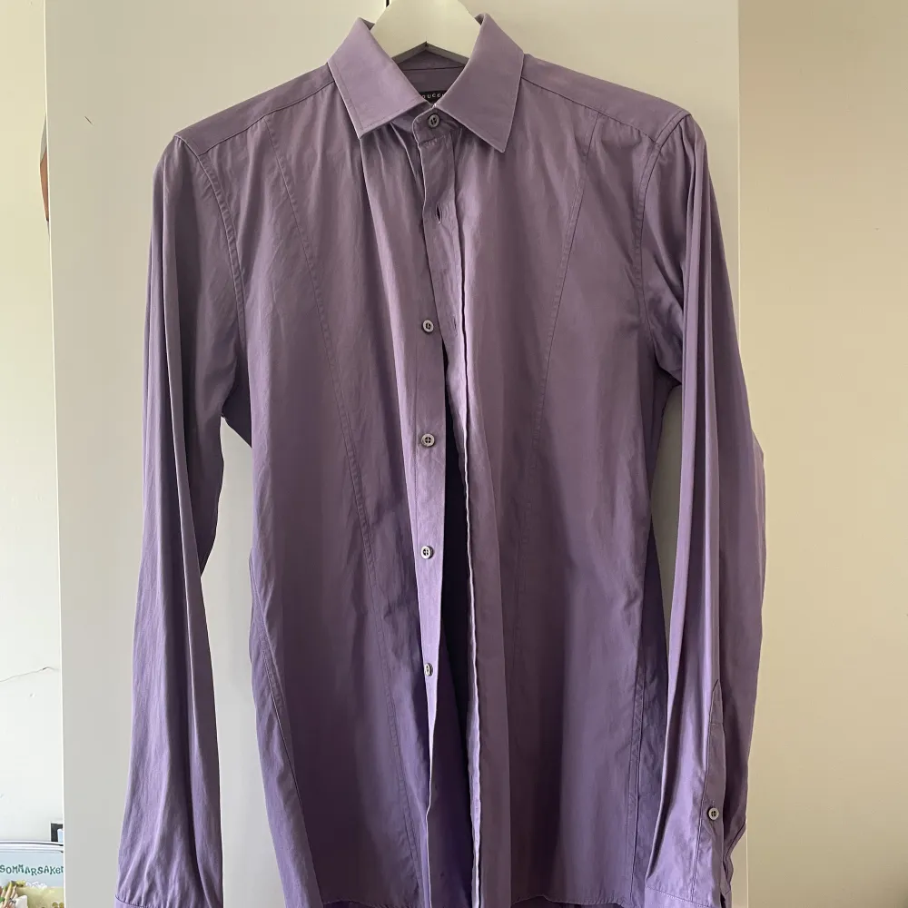 En lila Gucci skjorta i bra skick. (Pappa rensar garderoben) köparen står för frakt och pris kan diskuteras💕nypris ca 6000kr . Skjortor.