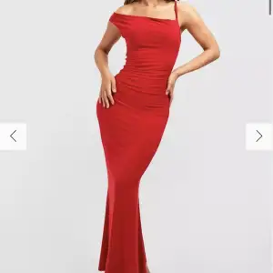 Skitsnygg bodycon dress som är jätte enkel att klä upp och ned, går att ha på sig varsomhelst, aldrig använd och prislapp fortfarande på❤️‍🔥