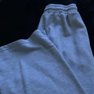 Grå vida mjukisbyxor  - Går vida mjukisbyxor 