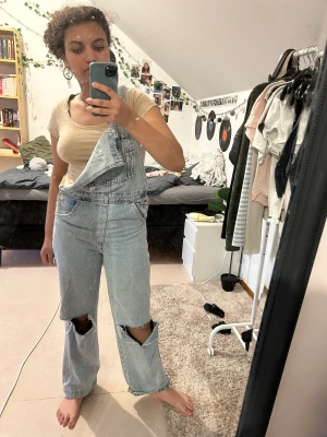 Hängselbyxor  - Snygga hängselbyxor från hm och har använt ett par gånger 