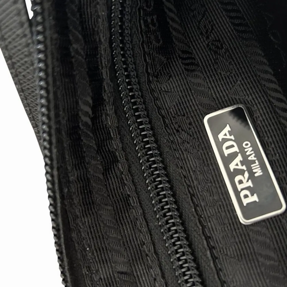 Prada Re-Edition 2005 Re-Nylon mini bag.    Har tyvärr slarvat bort, äkthetskortet som tillhör väskan. . Väskor.