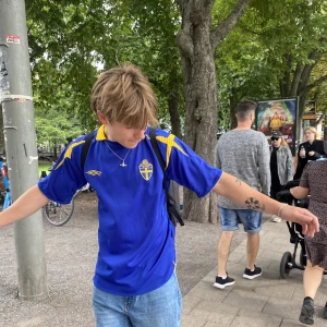 Vintage Sverige fotbollströja - Vintage Sverige fotbollströja. Snygg storlek L inga defekter. Pm för fler bilder