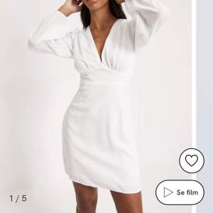 Säljer denna vita klänningen från Nelly, den är helt oanvänd och har lapparna kvar