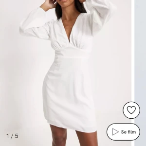 Vit klänning  - Säljer denna vita klänningen från Nelly, den är helt oanvänd och har lapparna kvar