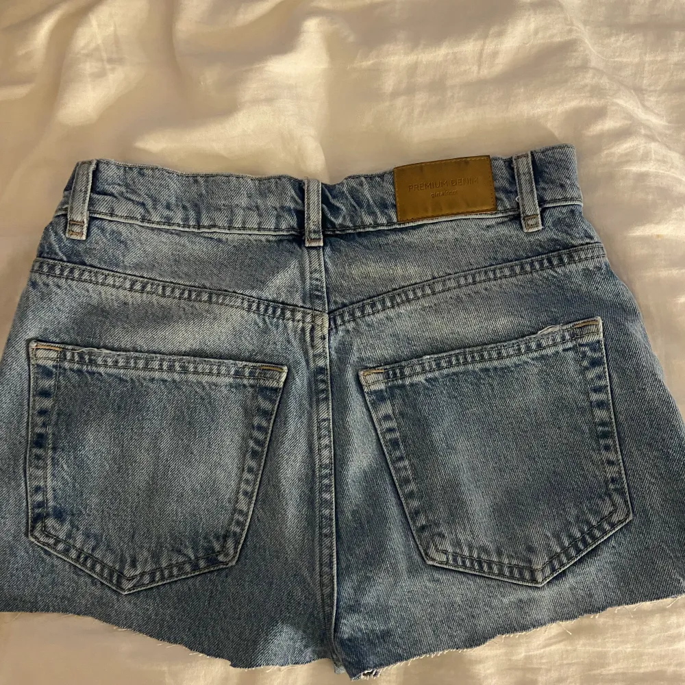 Jeans gjorda till shorts i storlek 32 jätte snygga men tyvör för små i midjan på mig 💕. Shorts.