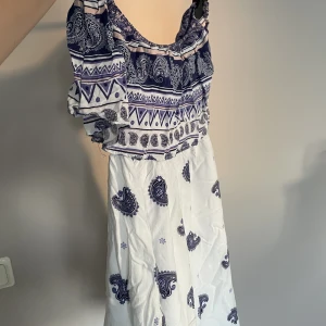 Fin mediterran klänning - Fin klänning med mediterran stil. Kan kläs som Offshoulder eller med armar. Bra skick. 