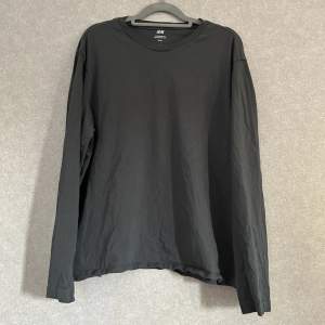 mörkgrå långärmad tröja från h&m. använd ett fåtal gånger och har inga defekter.