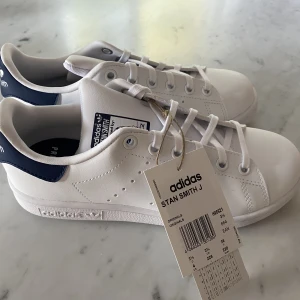 Stan smith - Helt (!!) nya stan Smith adidas skor i storlek 36. köptes på zalando för 780kr, säljer för att de var fel storlek. Vid intresse/frågor skriv privat!