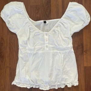 Tröja - Säljer en gullig tröja i strl S. Köpare står för frakt💌