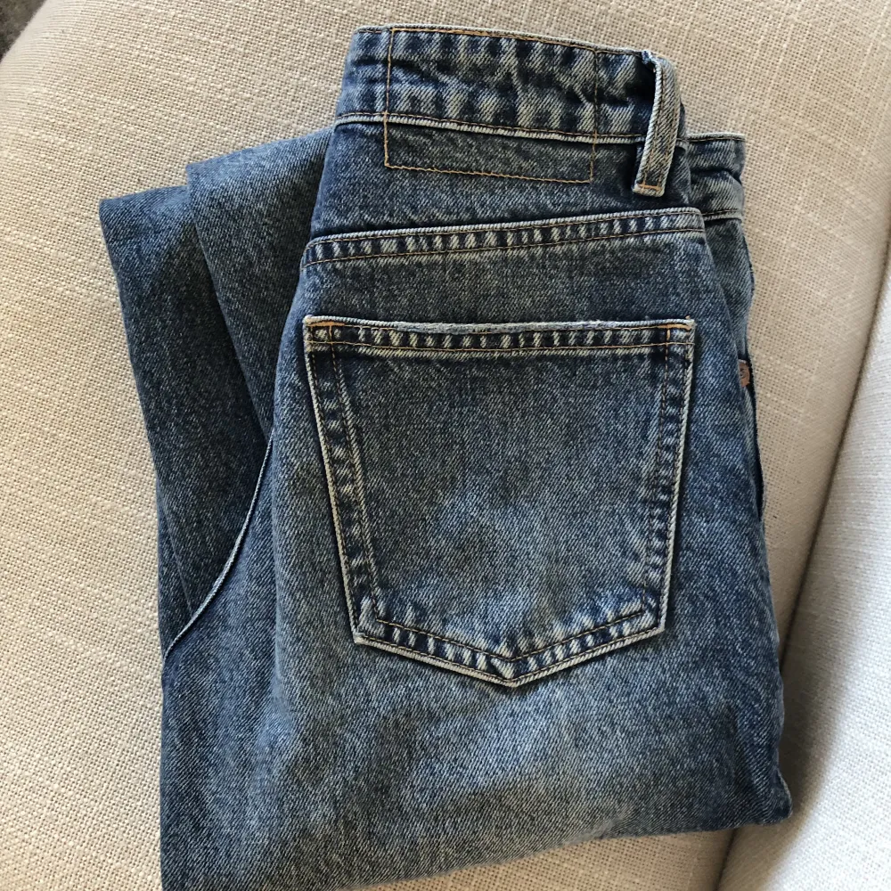 Jättesnygga lågmidjade jeans från Zara. I jättefint skick och säljer pga att dem inte passar mig längre. Skriv för fler bilder eller att diskutera pris . Jeans & Byxor.