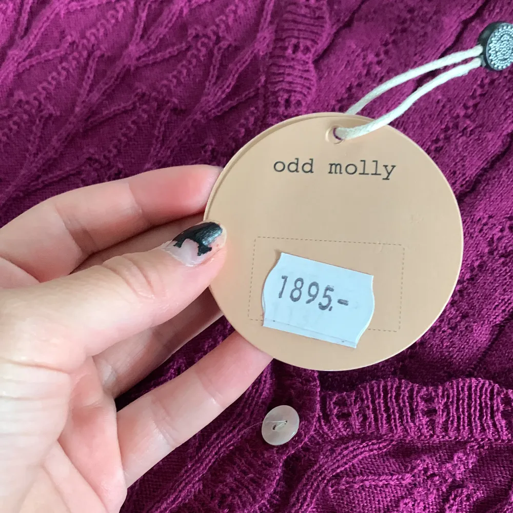 En odd Molly klänning med färg Blackberry bliss. Super fin och skön helt o använd och säljs för 950 kr  (Ordinarie priset är 1 895 kr) . Klänningar.