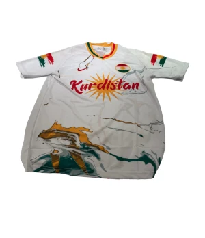Kurdistan - En Kurdistan tröja i storlek L som är vit. Den är perfekt passande och av hög kvalitet. Dess andningsförmåga gör den idealisk för både matcher och träning.