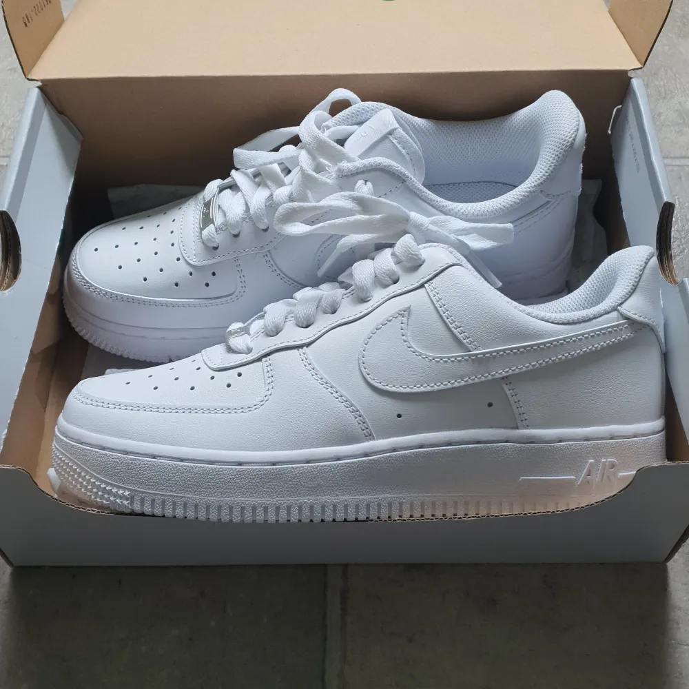 *FIXED PRICE*  Hi! Brand new Nike Air force in white, size 38 EU. I got the wrong size for myself and was out of the returns time. Never worn!. Skor.