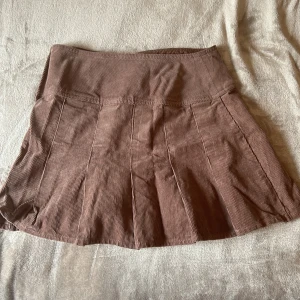 Brun kjol - Säljer då den inte kommer till användning. helt oanvänd❤️