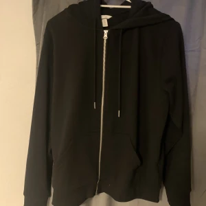 Svart luvtröja - Helt oanvänd stl L passar som m, oversized, skönt material från hm