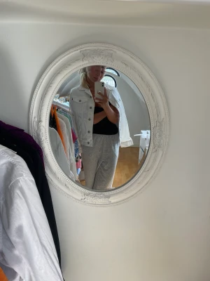 Jeansjacka  - Perfekt vit jeansjacka till sommaren som inte är för tjock. Bra passform och fresh färg. Ingen syn på användning
