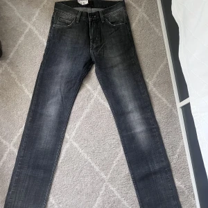 Jeans - Supersnygga jeans i en rak modell, tyvärr för små för mig:/ helt oanvända!