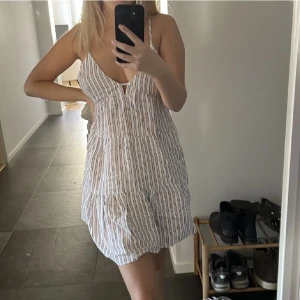 Sommarklänning  - Så fin sommarklänning från bershka som nu är till salu. Kontakta för mer info.  Opps lånad bild