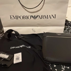 Armani väska - En helt nyköpt armani väska/ kvitto tags påse och armani box finns