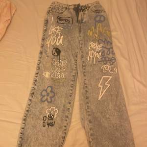 Ett par supersnygga vida jeans med cool graffiti texter och massa former och krumelurer. Aldrig använd och är derför i fint skick!