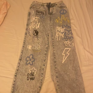 Vida jeans - Ett par supersnygga vida jeans med cool graffiti texter och massa former och krumelurer. Aldrig använd och är derför i fint skick!
