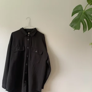 Oversize skjorta - Fin skjorta. Använt som oversize då jag normal sätt har M. Denna är i XL