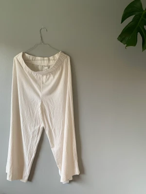 Vita byxor Monki - Helt oanvända. Stretch