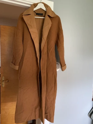 Kappa / rock från Zara - Stygnen har gått upp en aning i ”armhålorna”. Annars inte mycket använd.  Jättefin brun ”kamel-färgad” kappa från Zara. ursprungspris 2000 kr. Kappan är lite tyngre och därmed väldigt värmande. Jag är 1.70 och den har gått ned till smalbenen på mig
