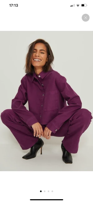 NA-KD SET - Köpte ett set från NA-KD för ett lila event! Använd 1 gång. Bra passform. Storlek 38 på båda! Originalpris för  Jacka: 499 säljer för 399 Jeans: 599kr säljer för 399