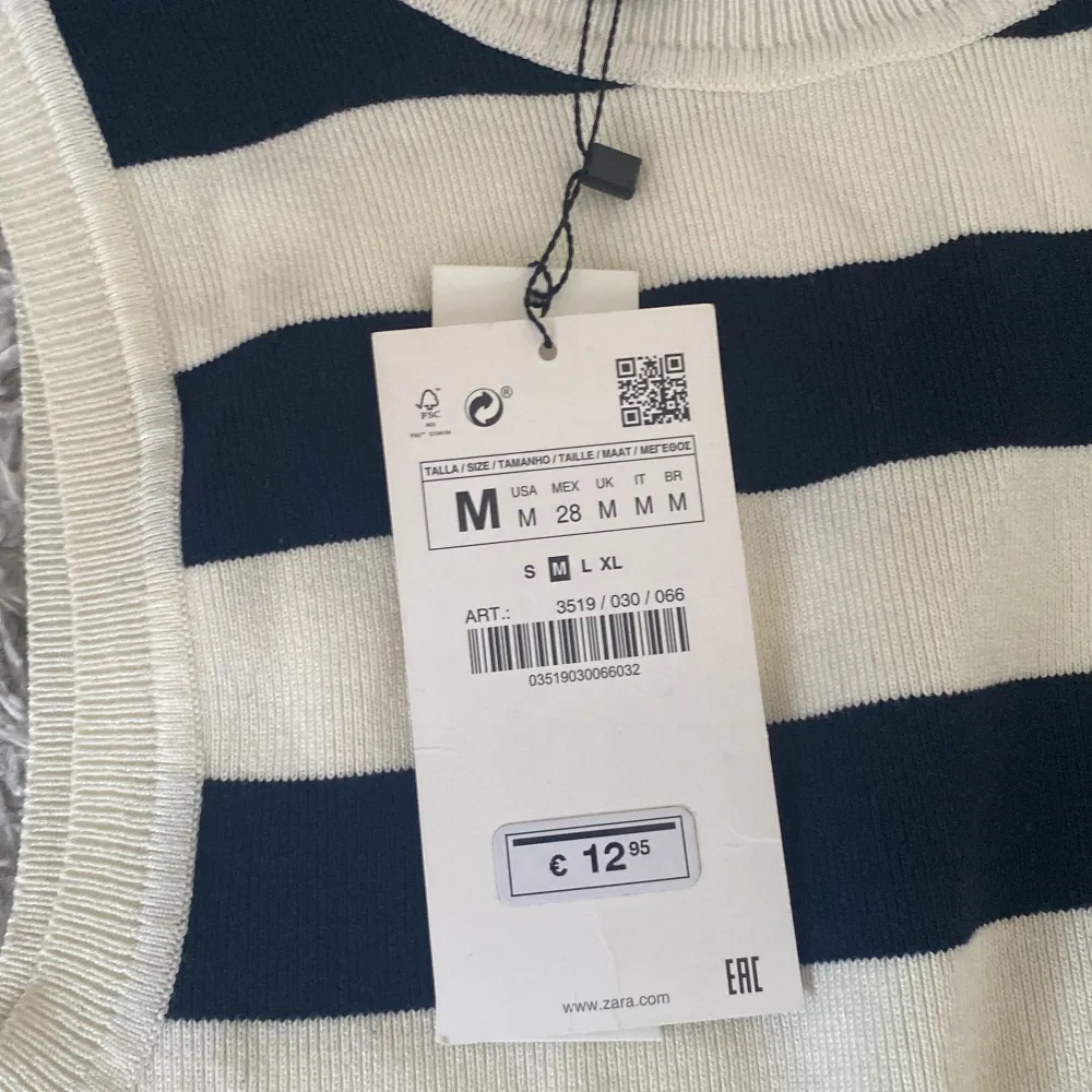 Jag säljer den här jättefina tröjan/linnet från zara som tyvärr inte kommit till användning 💕den är i jättebra skick inga fläckar eller något sånt . T-shirts.