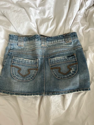 Lågmidjade Jeanskjol - Sjukt snygg kort jeanskjol, köpt för flera år sedan så finns inte att få tag på längre. Säljer då den är för liten för mig. 40 centimeter från sida till sida, alltså linningen. 💙💙