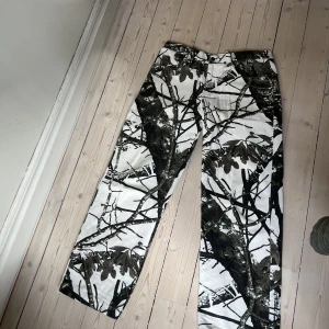 Jaded ldn print pants - Säljer dessa jaded ldn jeans med print. W32 i bra skick, säljs ej längre!