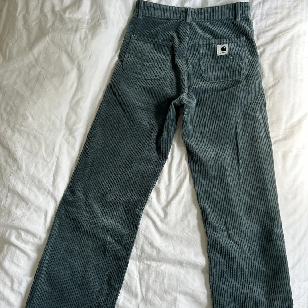Mycket bra skick, carhartt wip simple pant manchesterbyxor . Jeans & Byxor.