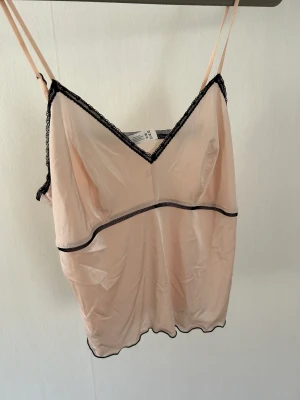 Linne  - Superfint linne som passar perfekt nu till sommaren. Säljer då jag inte använder. Passar en S/M kanske L då den är ganska stretchig 