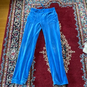 Juicybyxor ❤️ - Jag säljer nu mina fina juicy pga pengabrist. Köpt på plick för ca 2 mån sen. Köpte då med båda plupparna men då en av dem satt löst (upptäckte i efterhand) så åkte den av. Annars helt defektfria och den andra pluppen sitter fint! Skriv vid intresse❤️💖😍