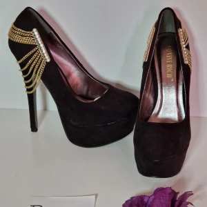 Pumps men kedjor och bling-bling strl 38 - Superfina pumps med kedjor och bling-bling  Klackhöjd ca 14cm Platå ca 4,5 cm  Helt nya och oanvända 