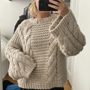 Mysig stickad tröja - Säljer denna stickade tröja från Nakd. Säljer den för billigt då den är nopprig och har en fläck som syns på en av bilderna. Brukar ha storlek s-m och passar mig bra. 