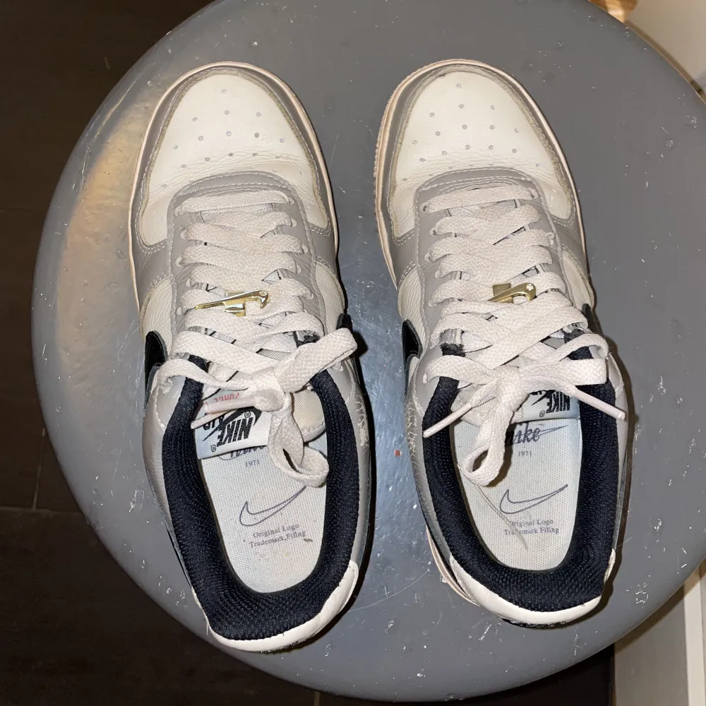 Egen designade Nike Air Force som designats på Nikes hemsida (Nike by you) så skorna är unika. Skorna är i bra skick med endast små slitningar på insidan (se sista bilden). Inköpspris 1699kr, säljs för 599kr . Storlek 36,5. Kvitto finns!. Skor.