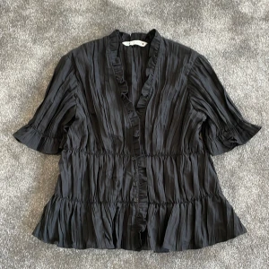 Topp/blus Zara - Fin topp/blus från Zara som passar till det mesta. Har aldrig blivit använd så därför säljer jag den nu. 