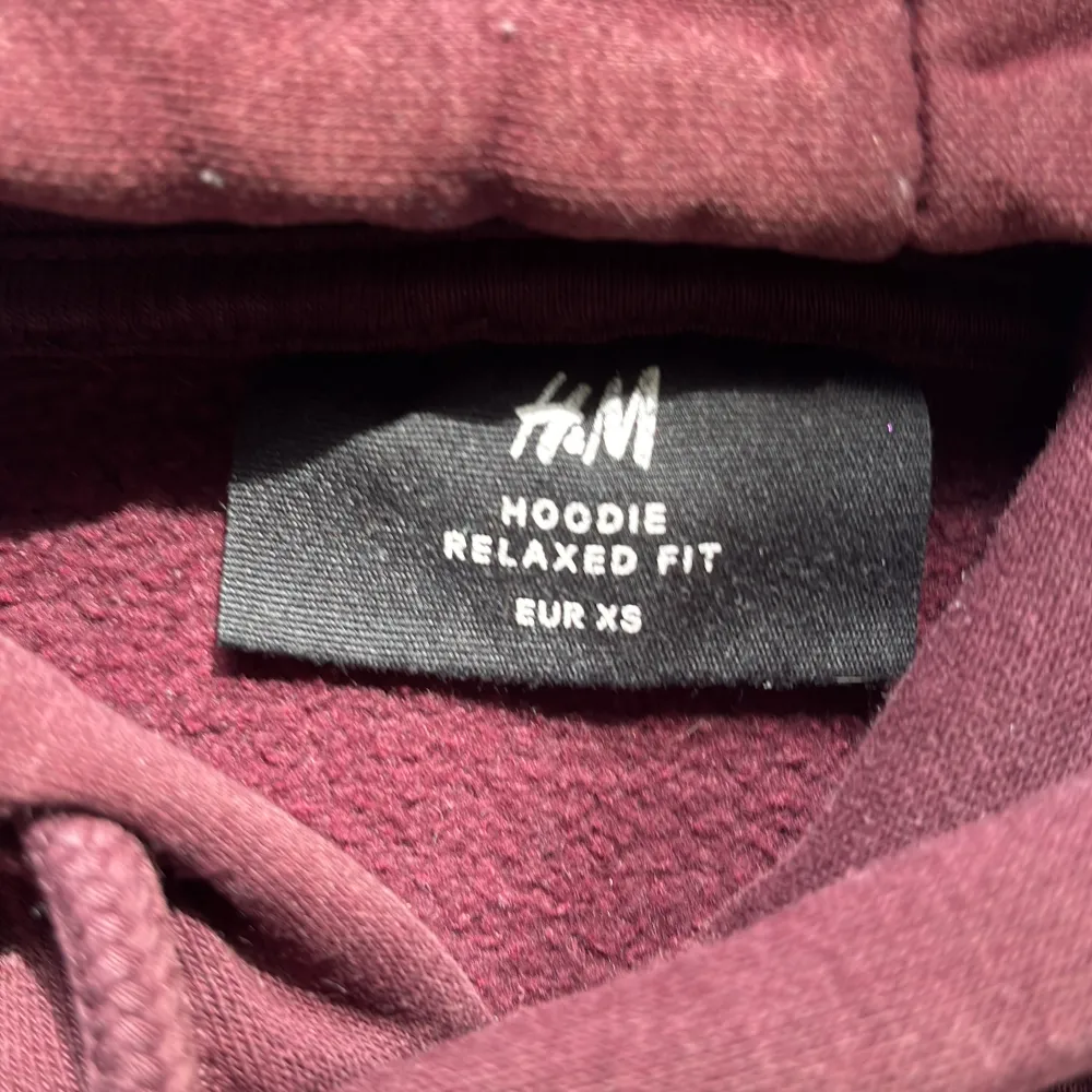 Vinröd hoodie ifrån H&M, inga hål eller sånt förutom lite missfärgningar på ärmarna längst ner 💕. Hoodies.