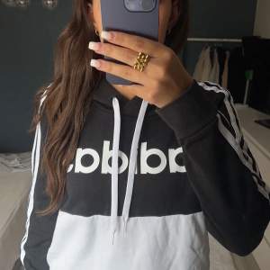 Säljer min fina Adidas hoodie då den tyvärr ej kommer till användning längre. Nyskick! Nypris var 399:-